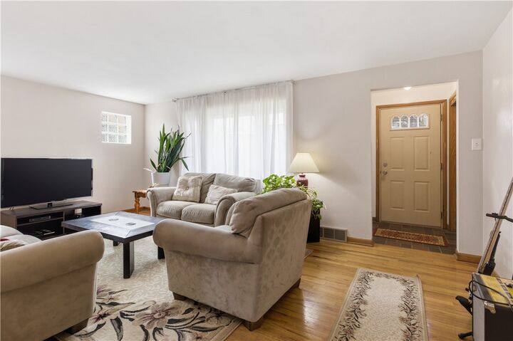 Property Photo: 427 Carolina Dr PA 15071