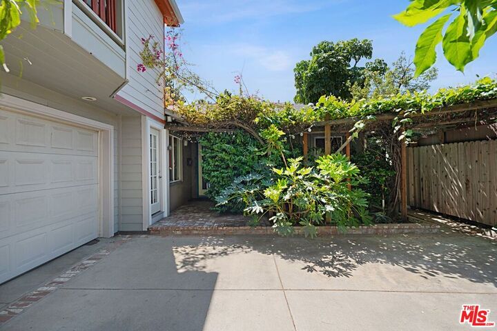 Property Photo:  13522 Delano St  CA 91401 