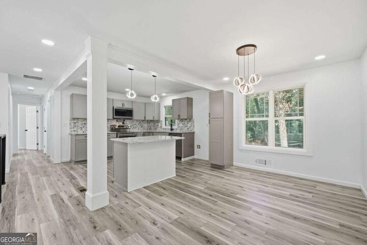 Property Photo:  3920 Wedgefield Circle  GA 30035 