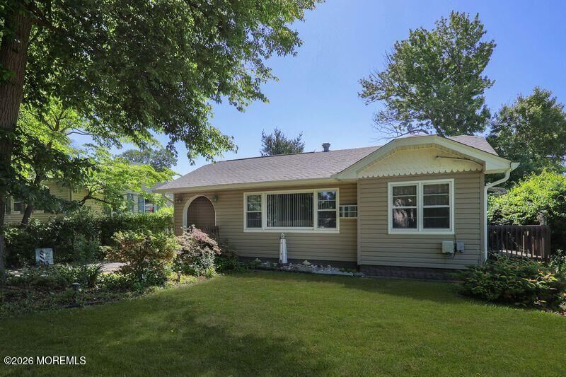 Property Photo:  809 Shadylawn Way  NJ 07735 