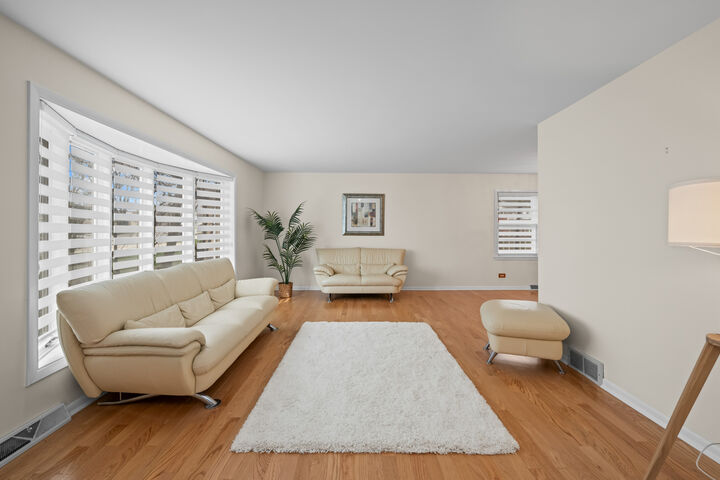 Property Photo: 1118 Charlene Lane IL 60193