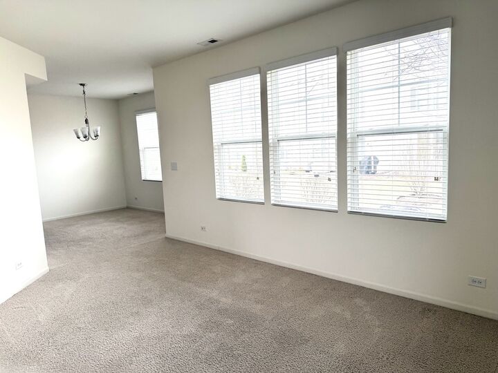 Property Photo:  658 Anchorage Court  IL 60140 