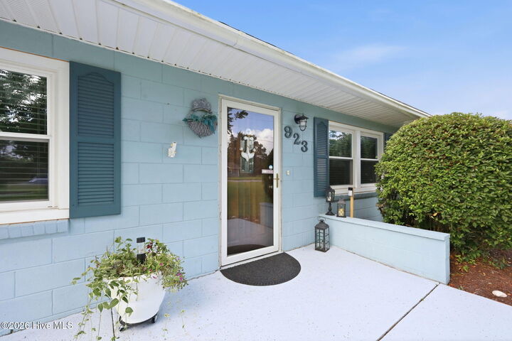 Property Photo:  923 N Yaupon Terrace  NC 28557 