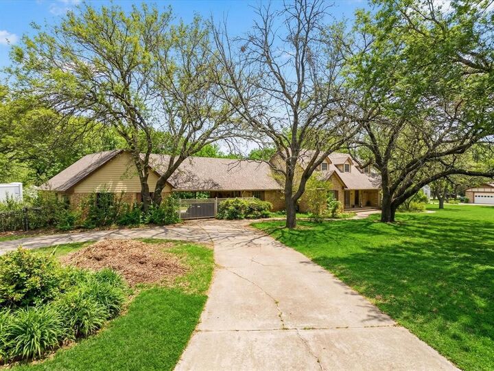 Property Photo:  1406 Braewood Place  TX 75137 
