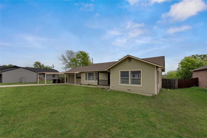 Property Photo:  400 Veatch Street  TX 76058 