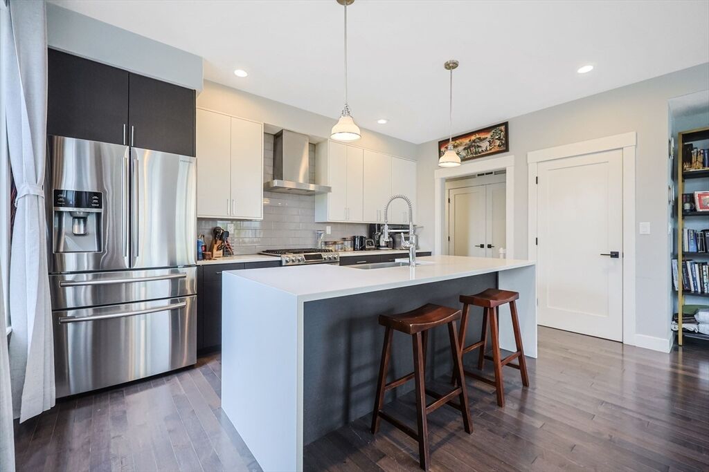 Property Photo:  7 Greenley Pl 3  MA 02130 