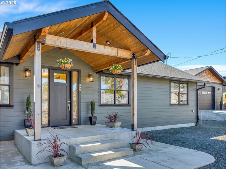 Property Photo: 1309 Park Ln OR 97138