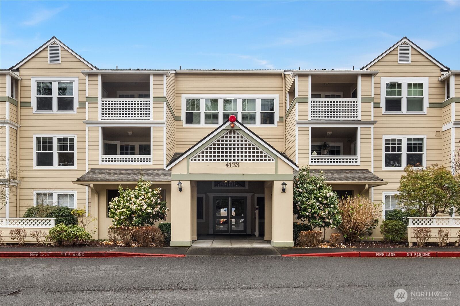 Property Photo:  4133  224th Lane SE 213  WA 98029 