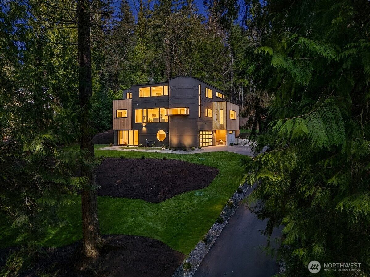 Property Photo: 612 219th Avenue NE WA 98074