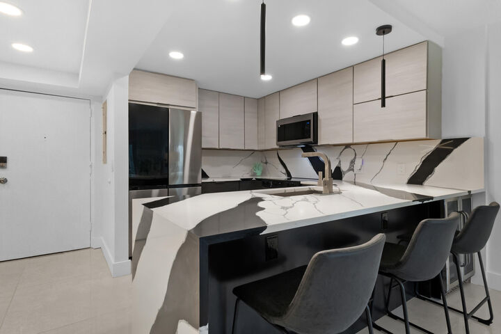 Property Photo: 3004 NE 5th Terrace NE Apt 210C FL 33334
