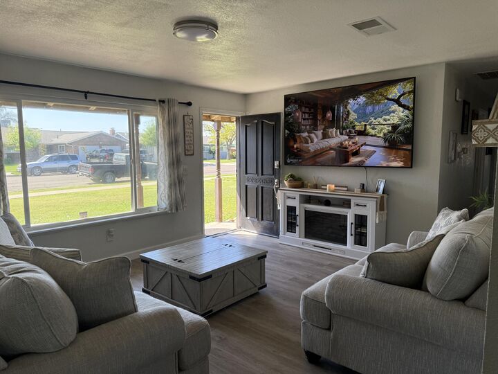 Property Photo:  1074 Raymond Road  CA 93230 