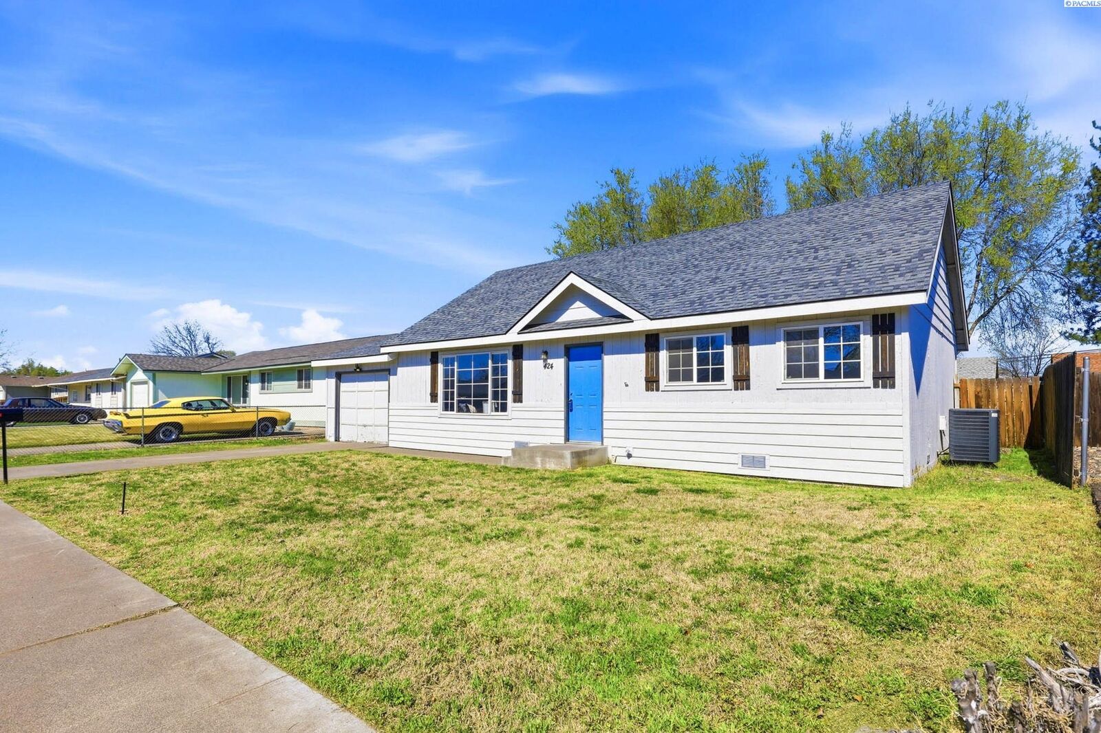 Property Photo:  424 W 11th Ave  WA 99337 