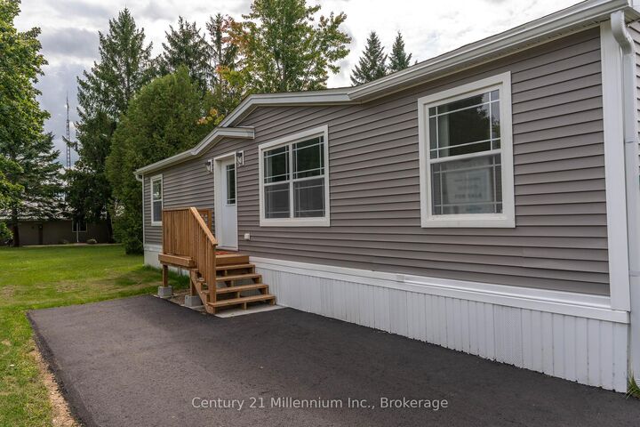 Property Photo:  8 Sussex Square  ON N4K 5N5 