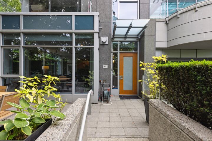 1233 W Cordova Street Th12 — photo 1