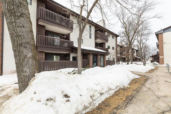 Property Photo:  28 Novavista Drive  MB R2N 1V4 