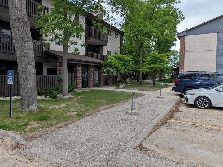 Property Photo:  28 Novavista Drive  MB R2N 1V4 