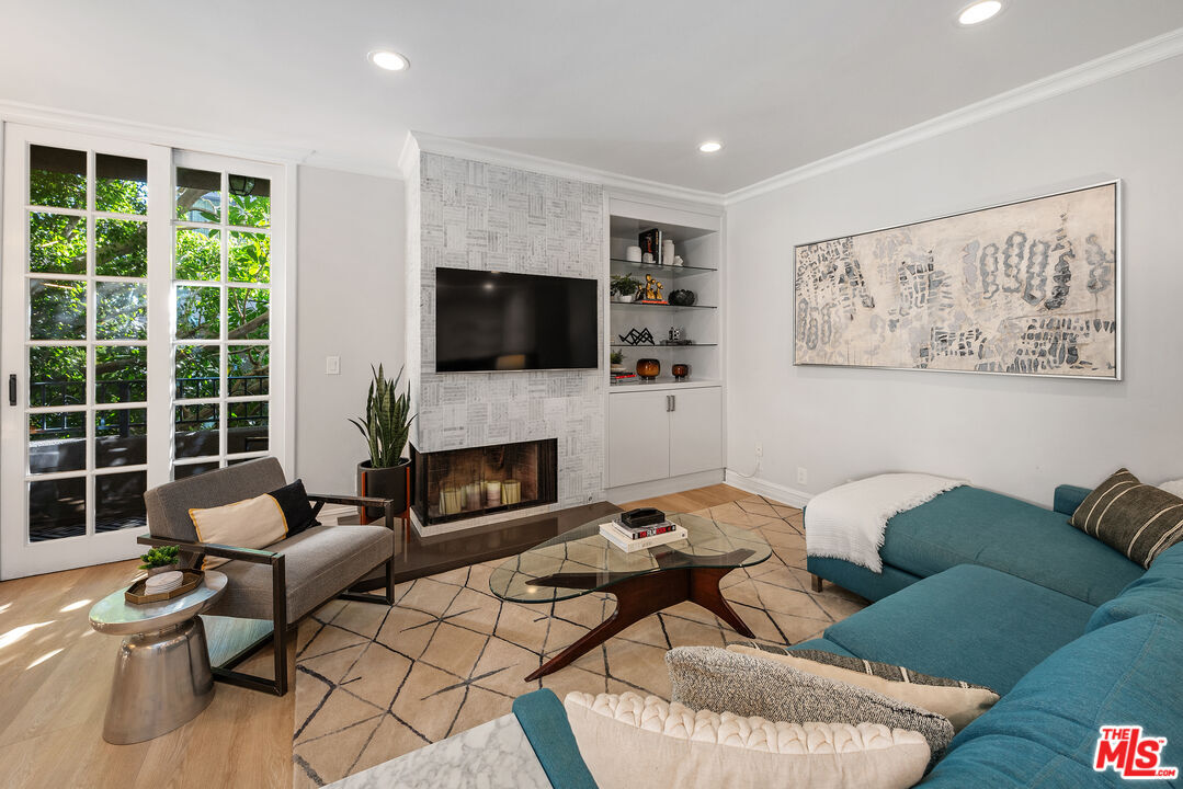 Property Photo:  412 Arnaz Dr  CA 90048 