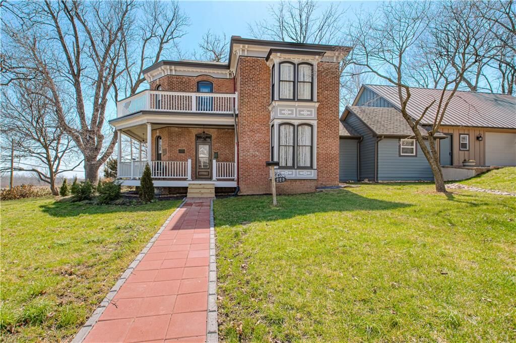 Property Photo:  225 Groom Street  MO 64068 