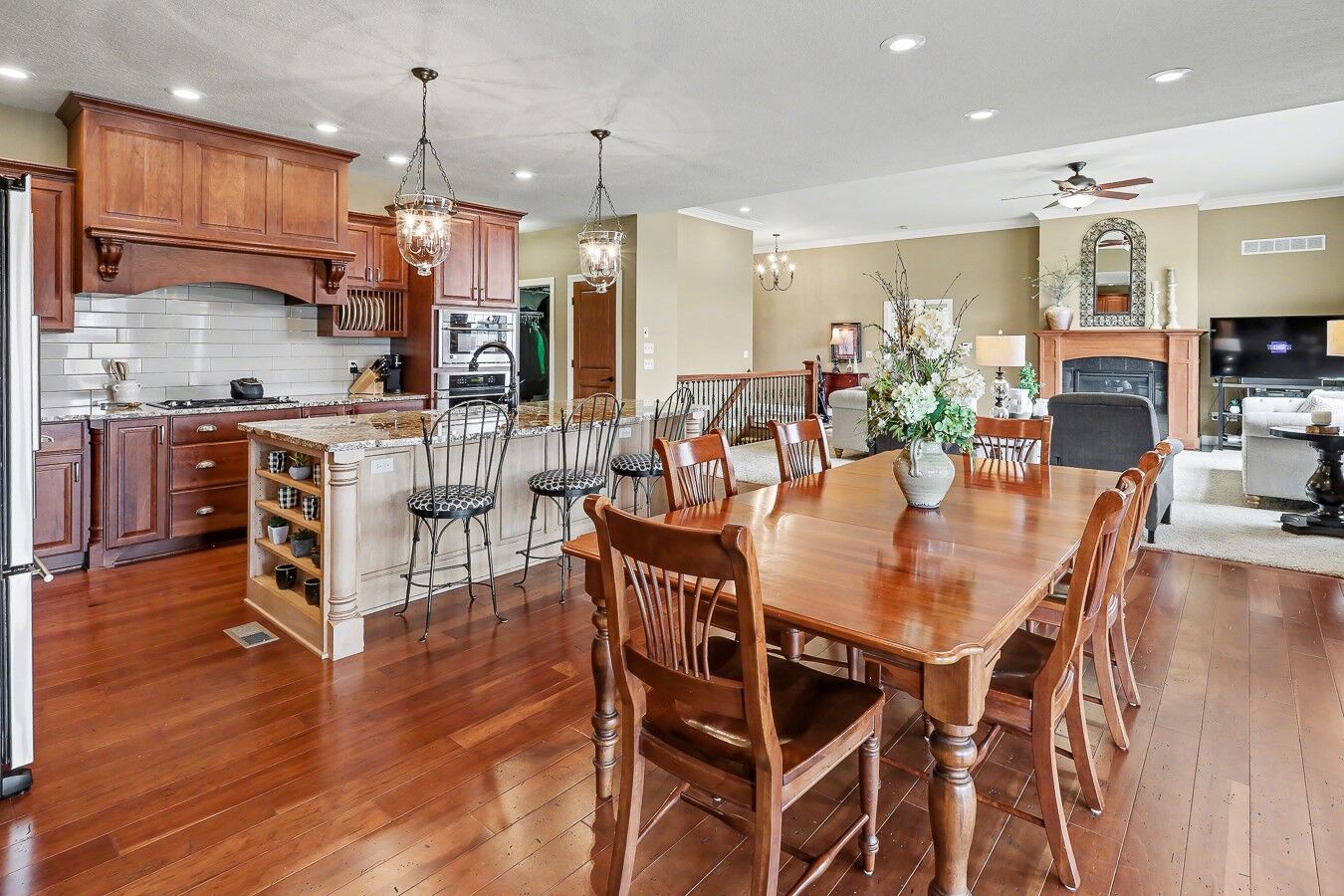 Property Photo:  1009 Fountain View Drive  IA 50219 