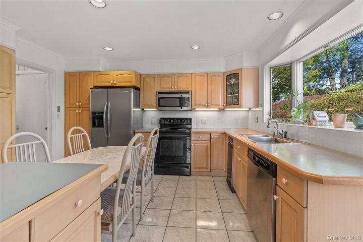 Property Photo:  18 Devon Road  NY 10708 