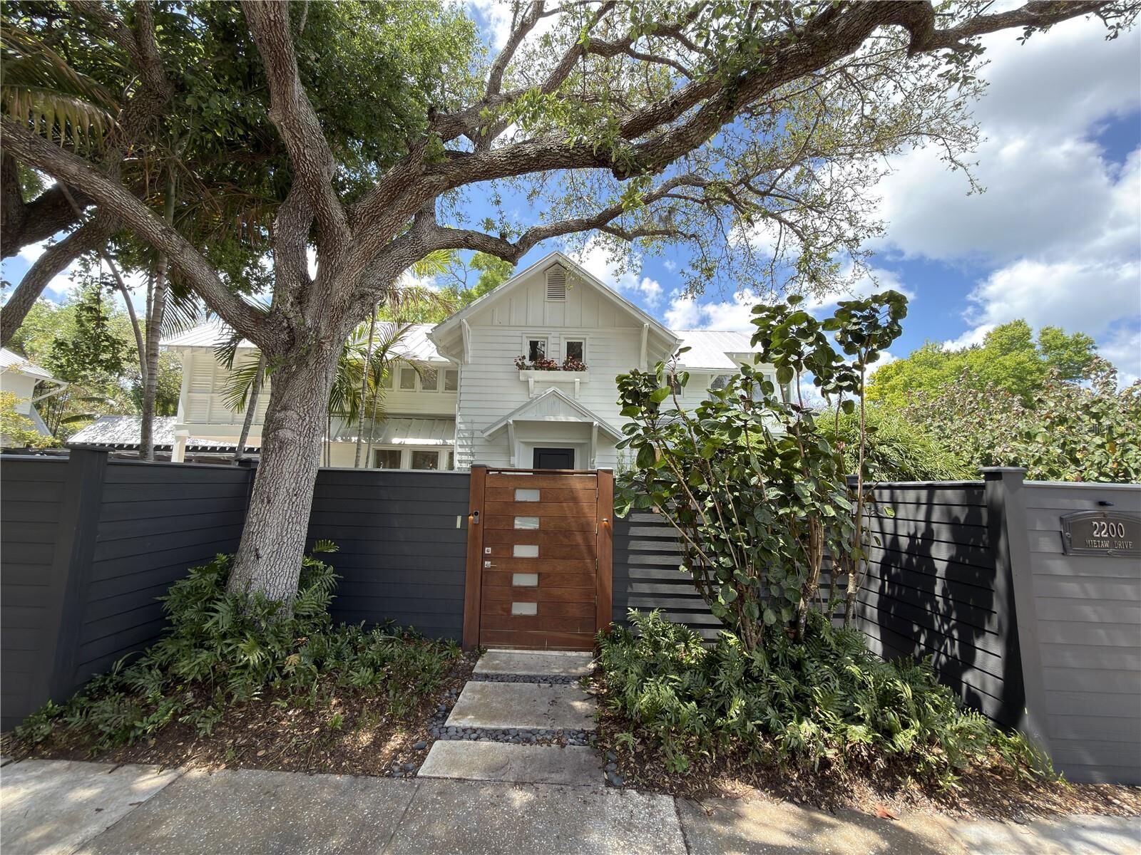 Property Photo:  2200 Mietaw Drive  FL 34239 