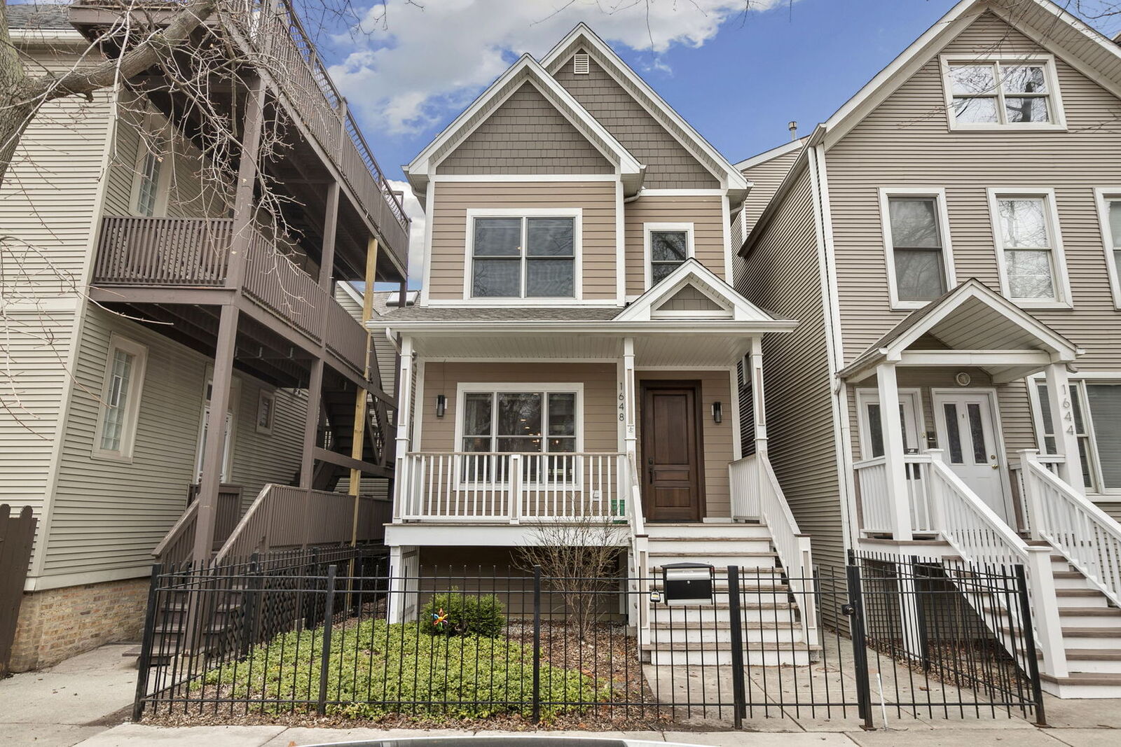 Property Photo:  1648 W Fletcher Street  IL 60657 