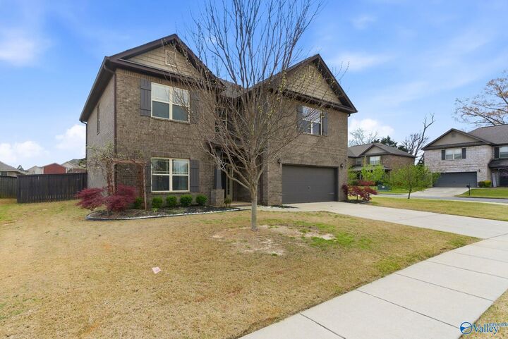 Property Photo: 7600 Buncombe Place AL 35757