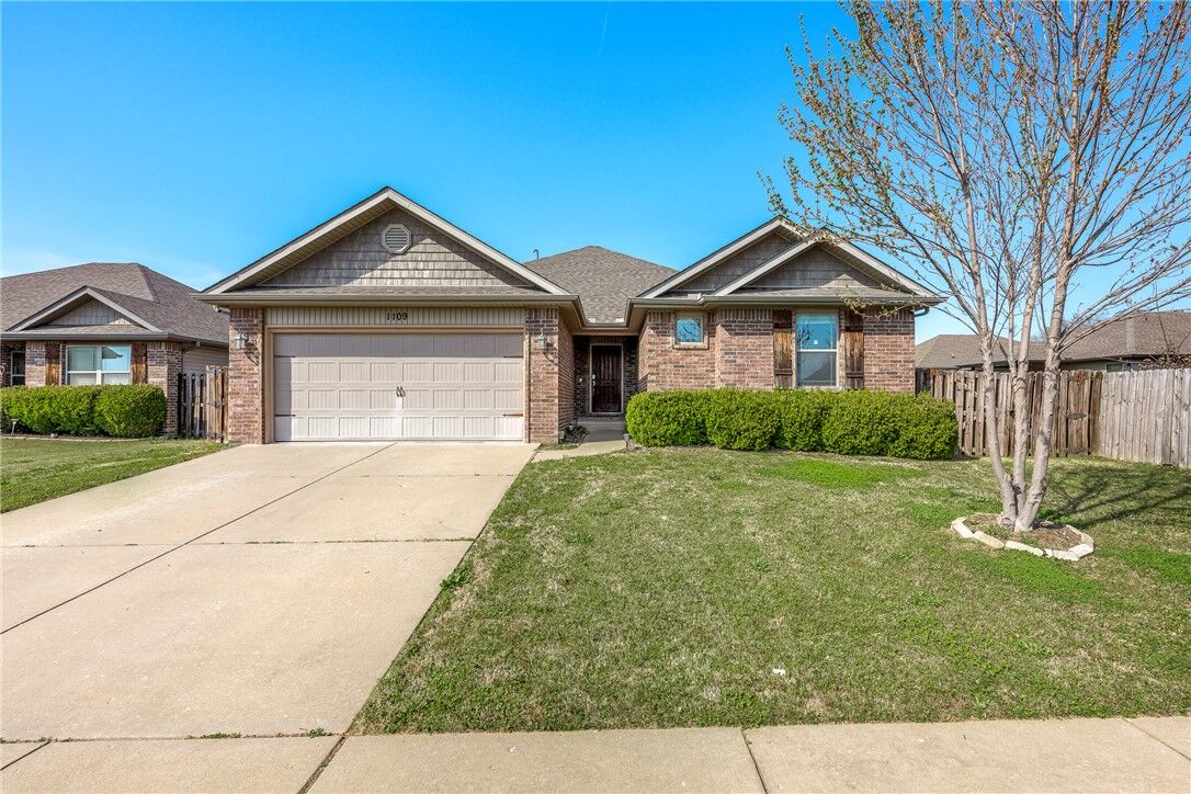 Property Photo:  1109 W Cunningham Avenue  AR 72758 