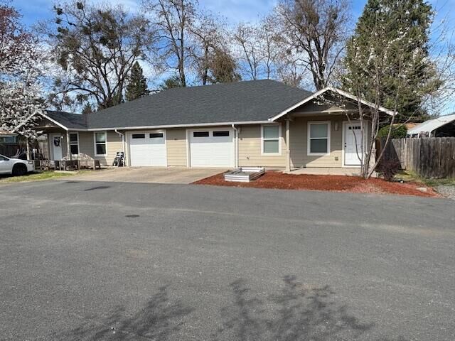 Property Photo:  1380 Dowell Road  OR 97527 