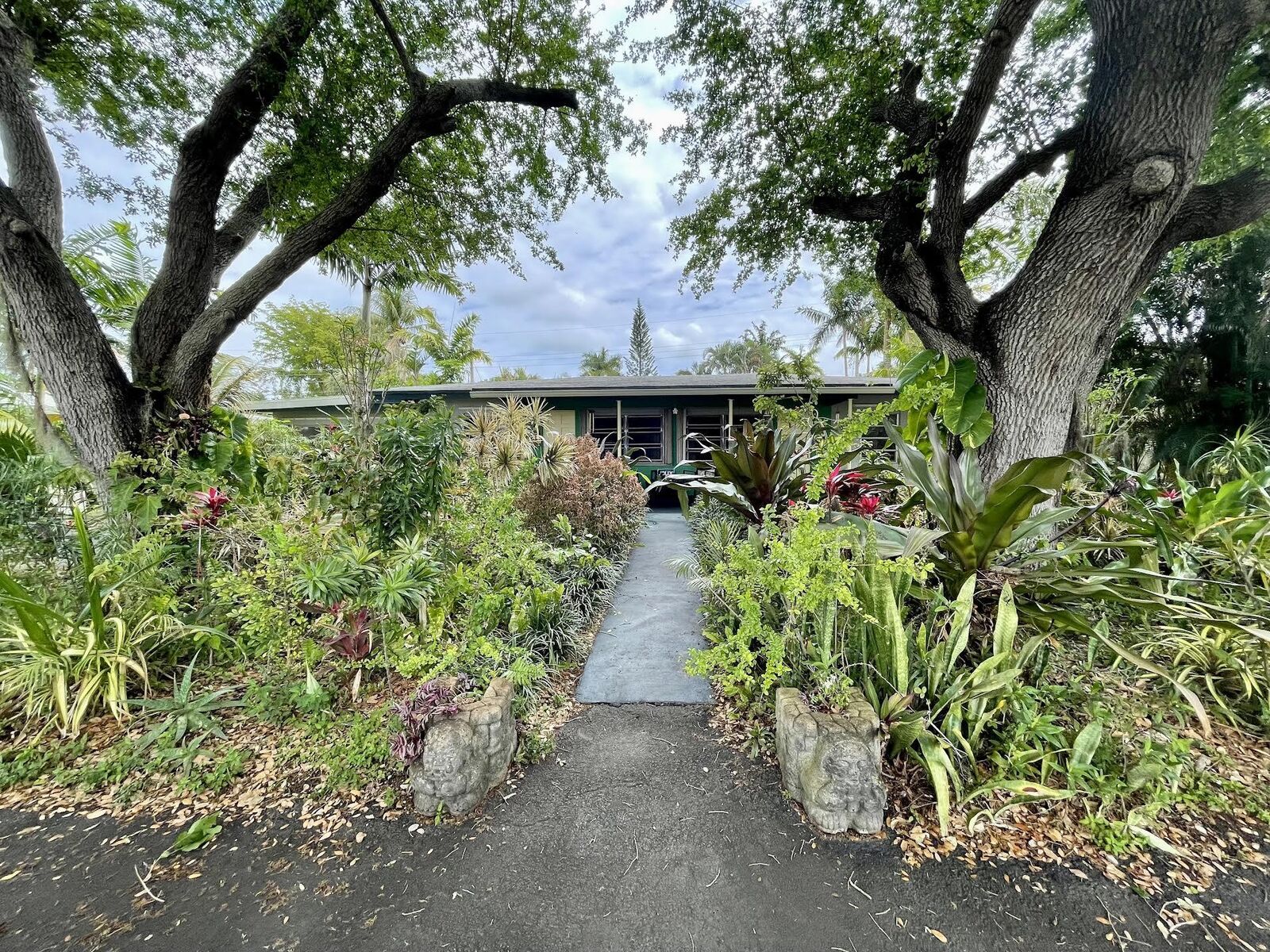 Property Photo:  2204 NW 3rd Avenue 2  FL 33311 