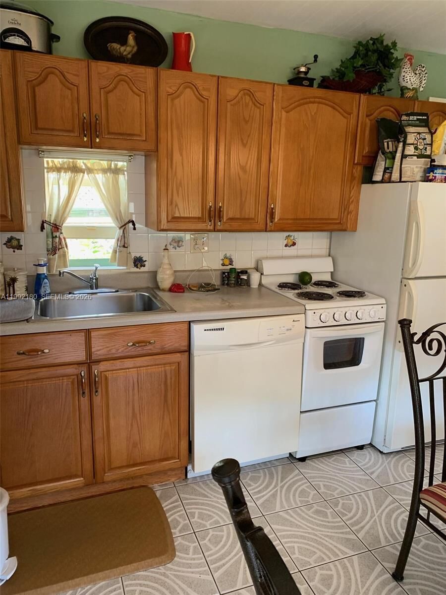 Property Photo: 1916 Coolidge St 1 FL 33020