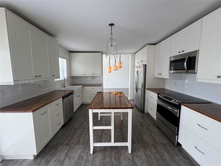 Property Photo: 15511 SW 59th St FL 33193