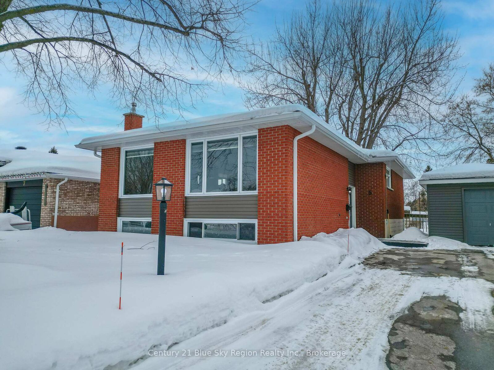 Property Photo:  5 Knox Court  ON P1A 2P6 