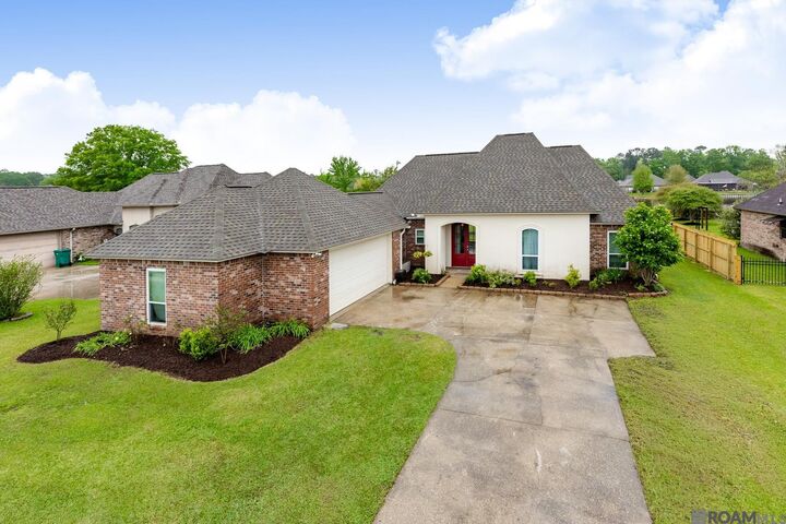 Property Photo: 12485 Timberwood Dr LA 70785