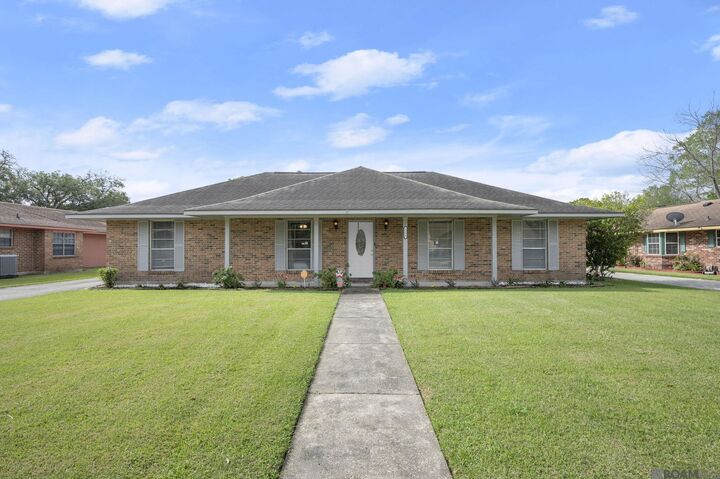 Property Photo:  1123 E Greenbriar St  LA 70737 