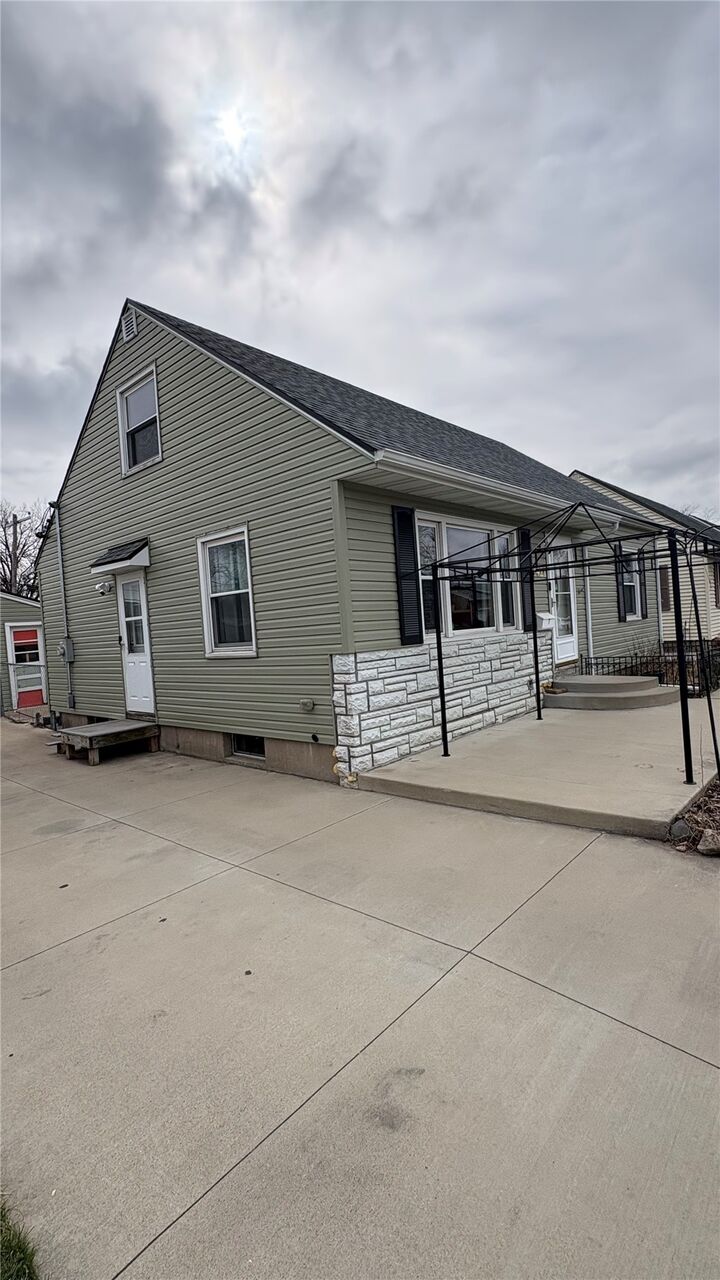 Property Photo:  1421 9th St  IA 52405 