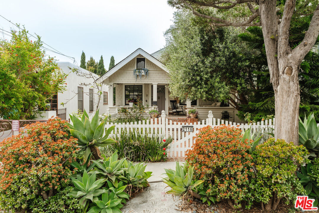 Property Photo:  2116 3rd St  CA 90405 