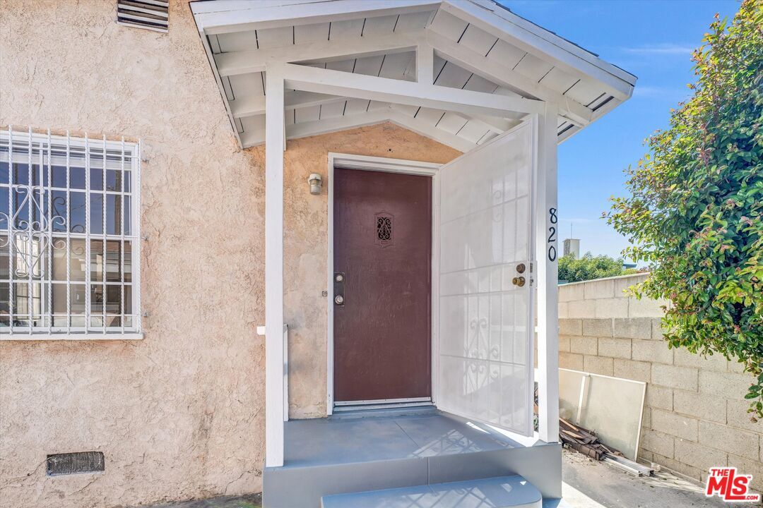 Property Photo: 820 S Grevillea Ave CA 90301
