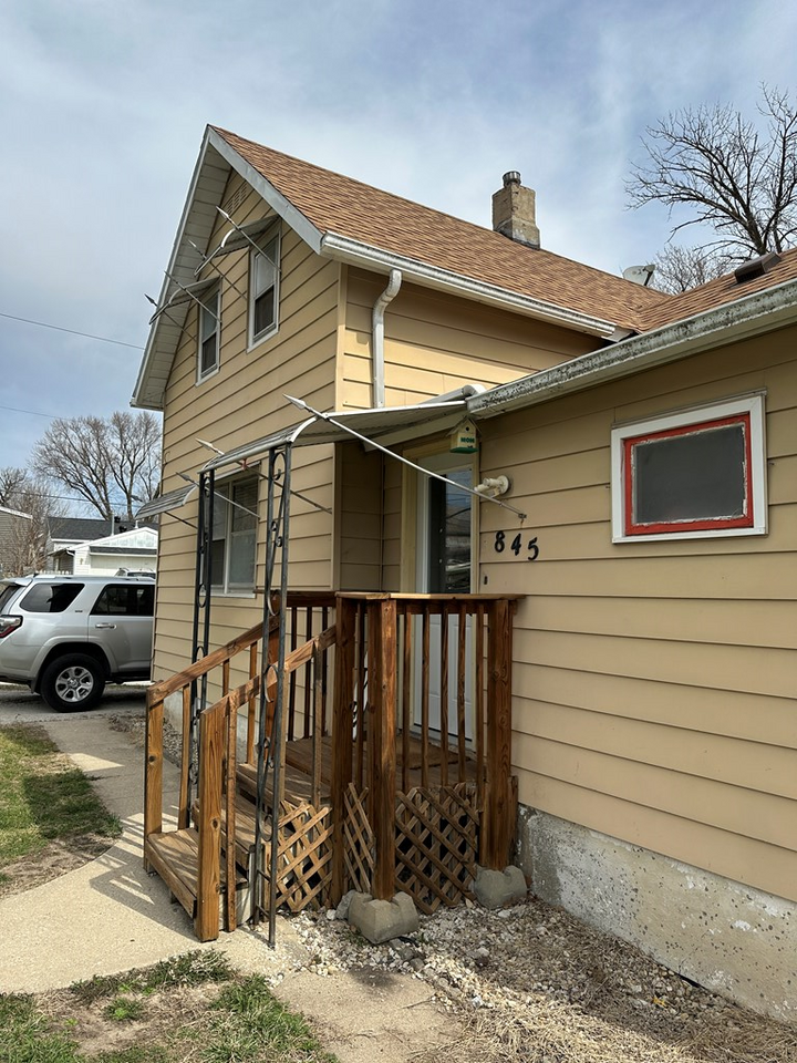 Property Photo: 845 N 6th St IA 50501