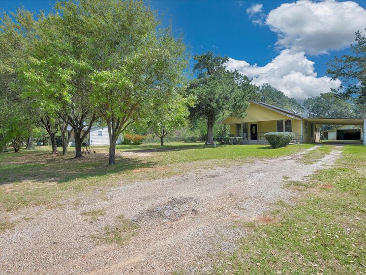Property Photo: 1216 N Hendrix Avenue TX 75941