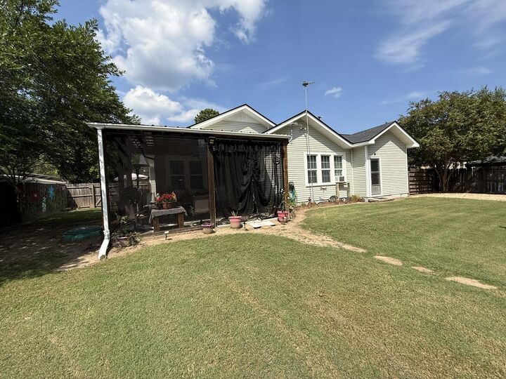 Property Photo:  617 W Scott Street  TX 75644 