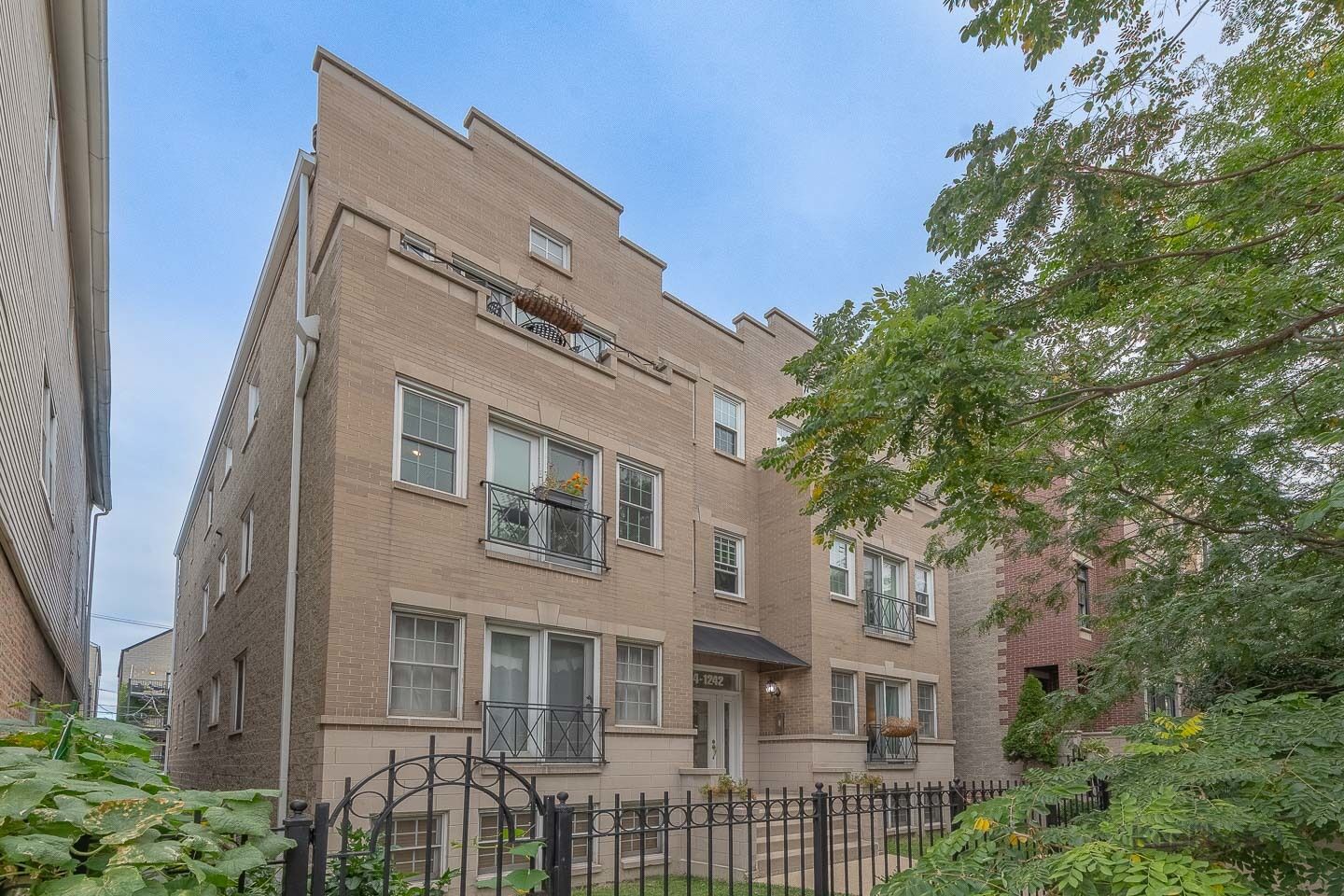Property Photo:  1242 W Ohio Street 1E  IL 60642 