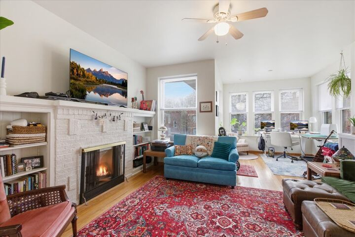 Property Photo:  2318 W Addison Street  IL 60618 