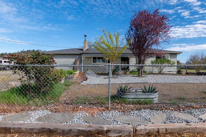 Property Photo:  245 Highway 234  OR 97524 