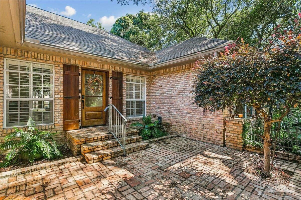Property Photo: 2437 W Bayshore Rd FL 32563