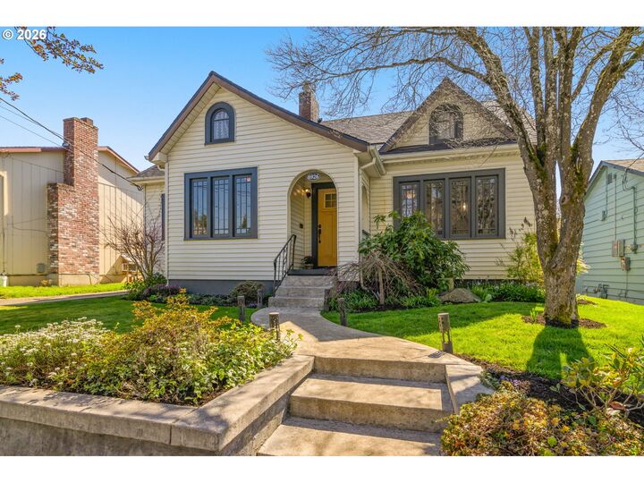 Property Photo:  6926 N Sedro St  OR 97203 