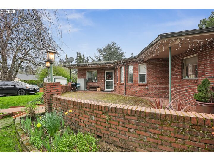 Property Photo:  501 SE 157th Ave  OR 97233 