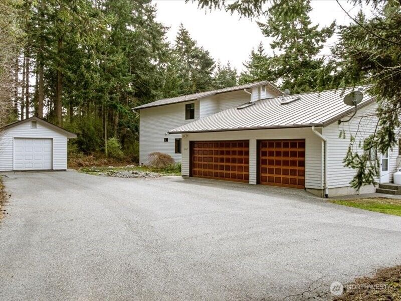 Property Photo:  2047  Briarwood Drive  WA 98277 
