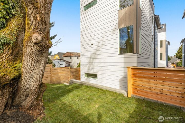 Property Photo:  1627 B  21st Avenue  WA 98122 