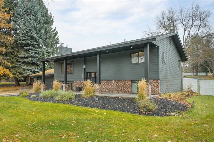 Property Photo:  513 E Silver Pines Ct  WA 99005 